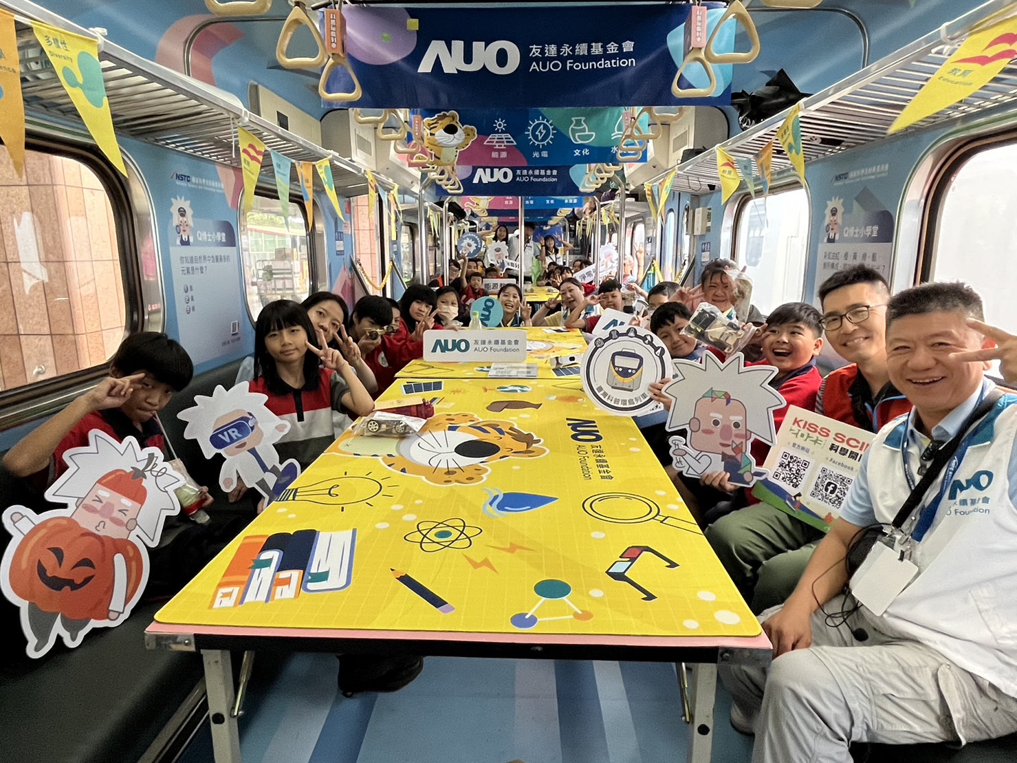 DB真人永續基金會參與「臺灣科普環島列車」，設計基礎科學車廂課程，以「淨零碳排和永續能源」為主題，讓學生透過創意實驗認識淨零知識，以及思考生活中的減碳行為